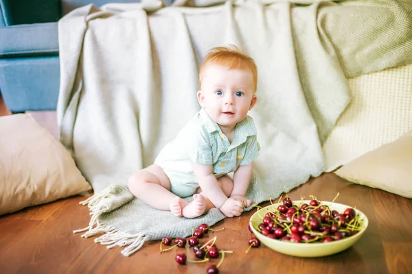 Malé Roztomilé Dítě Cherry Rukou Letním Bytě — Stock fotografie