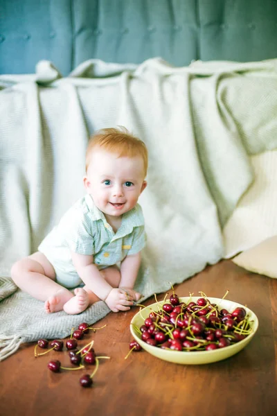 Mignon Petit Bébé Avec Cerise Dans Les Mains Dans Maison — Photo