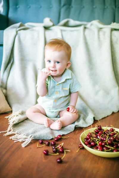 Mignon Petit Bébé Avec Cerise Dans Les Mains Dans Maison — Photo