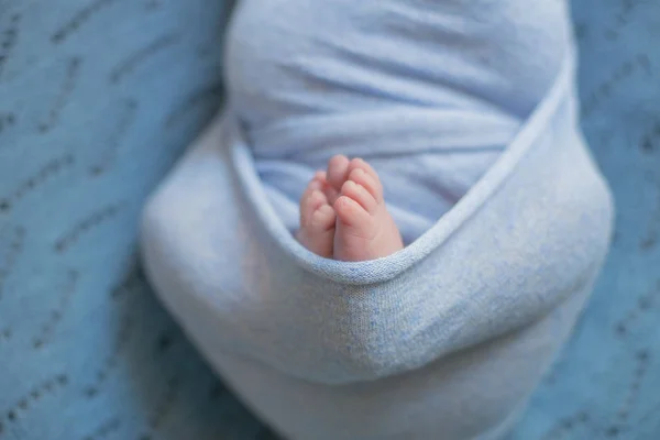 Little Baby Legs Blue Blanket Bed Home — Stock Photo, Image