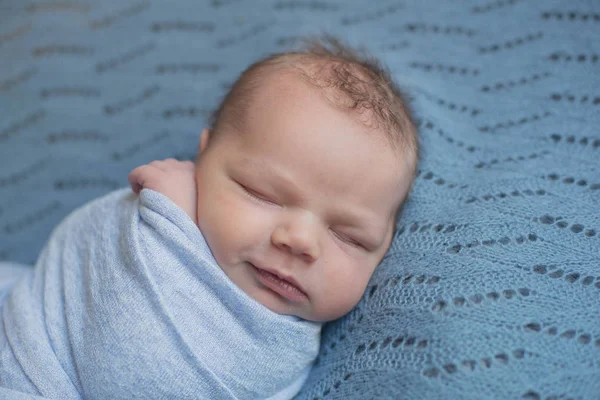 Χαριτωμένο Μικρό Μωρό Μπλε Κουβέρτα Ύπνο Στο Κρεβάτι Στο Σπίτι — Φωτογραφία Αρχείου
