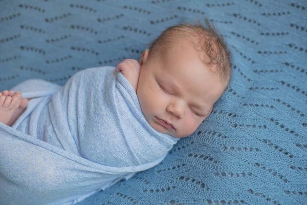Schattige Kleine Baby Blauwe Deken Slapen Het Bed Thuis — Stockfoto