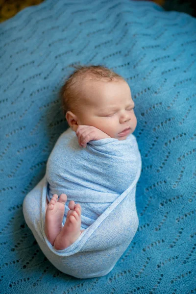 Mignon Petit Bébé Couverture Bleue Dort Sur Lit Maison — Photo