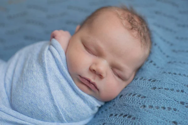 Mignon Petit Bébé Couverture Bleue Dort Sur Lit Maison — Photo