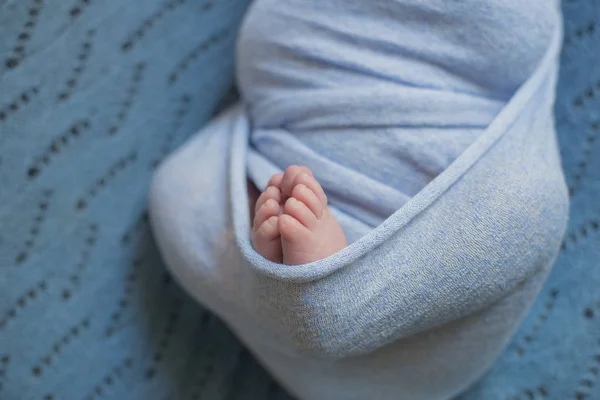 Evde Yatakta Mavi Battaniye Içinde Küçük Bebek Bacakları — Stok fotoğraf