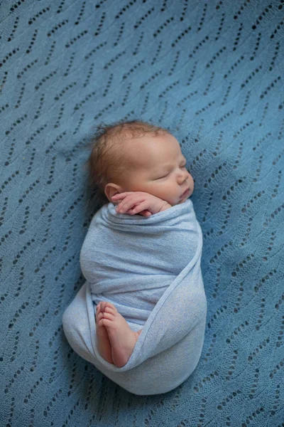 Χαριτωμένο Μικρό Μωρό Μπλε Κουβέρτα Ύπνο Στο Κρεβάτι Στο Σπίτι — Φωτογραφία Αρχείου