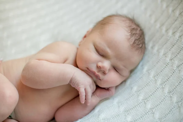 담요에 귀여운 아기는 집에서 침대에 — 스톡 사진