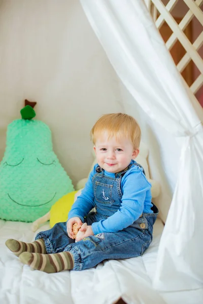 Küçük Şirin Bebek Evde Çocuk Odasında Çocuk Yastık Oyuncaklarla Oynar — Stok fotoğraf