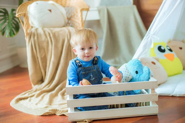 Petit Bébé Mignon Maison Dans Crèche Joue Avec Les Jouets — Photo