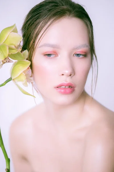 Gyönyörű Fiatal Lány Egy Kreatív Make Orchidea Haját Tavaszi Divat — Stock Fotó