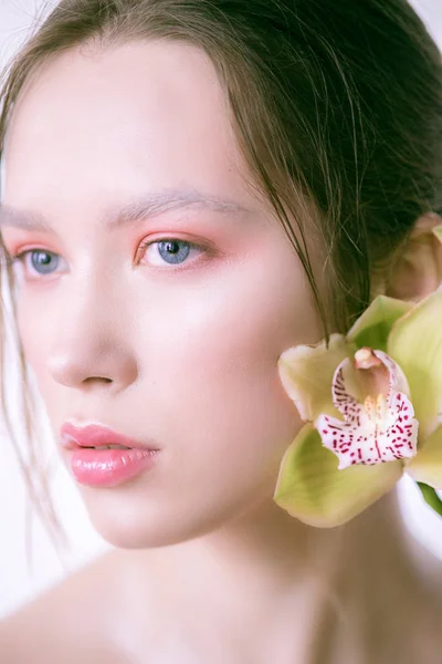 Krásná Mladá Dívka Tvůrčí Make Orchidejí Vlasech Jarní Módní Makeup — Stock fotografie