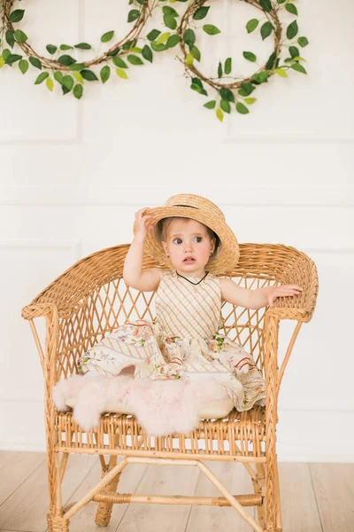 Menina Bonito Vestido Com Uma Estampa Floral Chapéu Palha Velejador — Fotografia de Stock