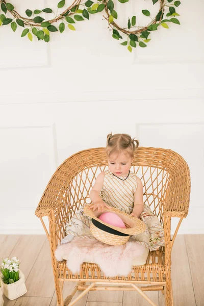 Linda Niña Vestido Con Estampado Floral Sombrero Paja Navegante Paisaje — Foto de Stock