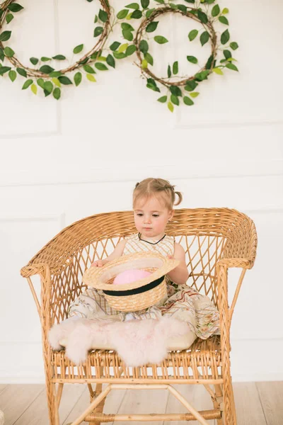 Χαριτωμένο Μικρό Κορίτσι Ένα Φόρεμα Floral Αποτύπωμα Και Ένα Ψάθινο — Φωτογραφία Αρχείου