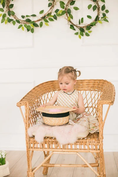 Linda Niña Vestido Con Estampado Floral Sombrero Paja Navegante Paisaje — Foto de Stock