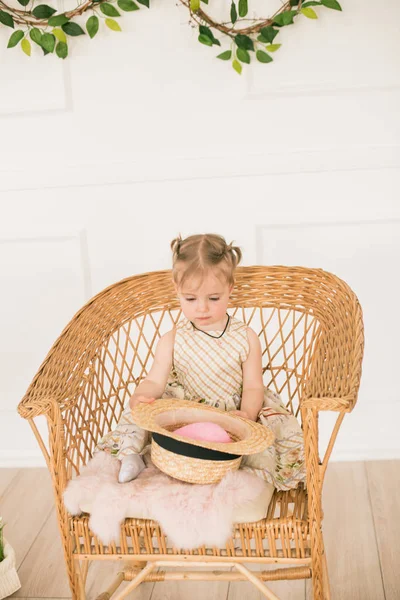Cute Little Girl Dress Floral Print Straw Hat Boater Easter — Stock Photo, Image