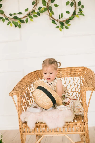 Linda Niña Vestido Con Estampado Floral Sombrero Paja Navegante Paisaje — Foto de Stock