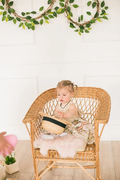 Menina Bonito Vestido Com Uma Estampa Floral Chapéu Palha Velejador — Fotografia de Stock