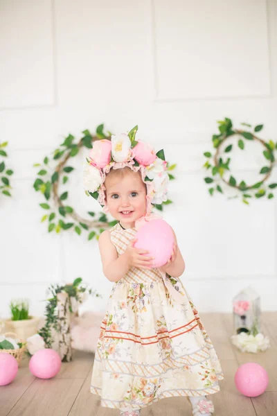 Menina Bonito Vestido Com Uma Impressão Flor Chapéu Com Flores — Fotografia de Stock