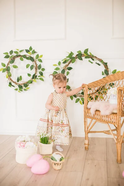 Linda Niña Vestido Con Estampado Floral Las Decoraciones Pascua Estudio — Foto de Stock