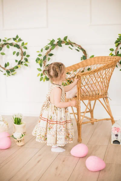 Linda Niña Vestido Con Estampado Floral Las Decoraciones Pascua Estudio — Foto de Stock