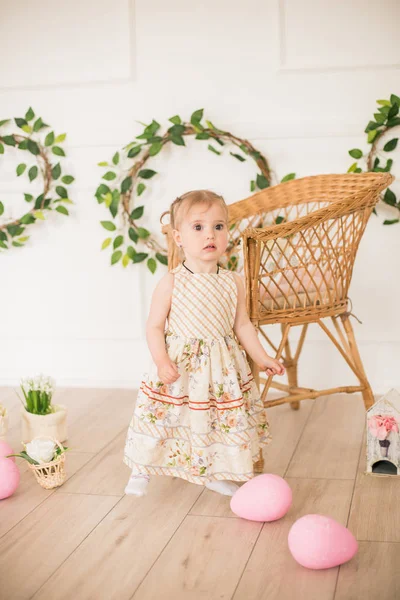 Menina Bonito Vestido Com Uma Impressão Floral Nas Decorações Páscoa — Fotografia de Stock