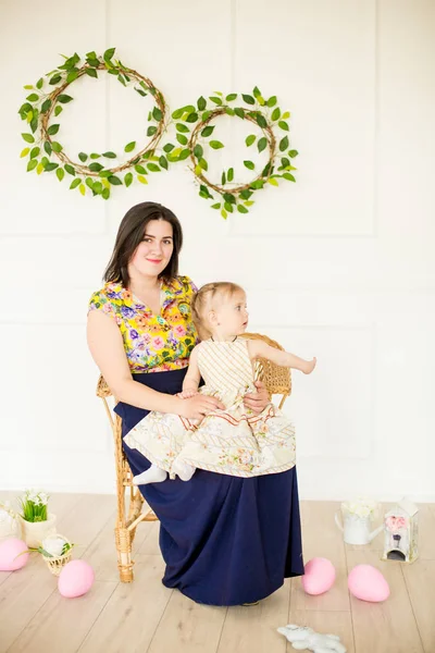 Aranyos Kislány Egy Ruhát Egy Virágos Print Anyu Húsvéti Dekoráció — Stock Fotó