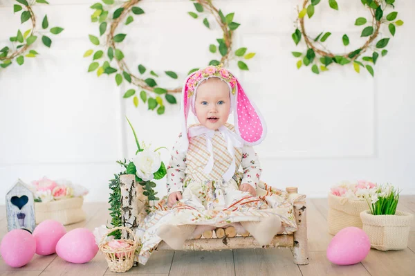 Linda Niña Vestido Con Estampado Flores Sombrero Conejo Las Decoraciones —  Fotos de Stock