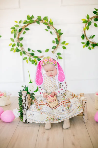 Ragazzina Carina Vestito Con Una Stampa Floreale Cappello Coniglietto Nelle — Foto Stock