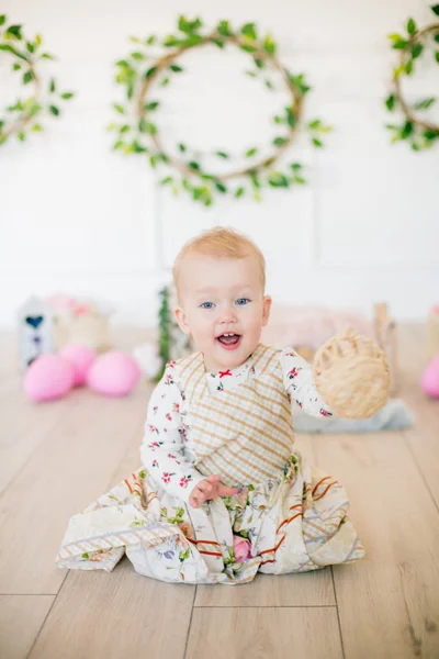 Linda Niña Vestido Con Estampado Flores Sombrero Conejo Las Decoraciones —  Fotos de Stock