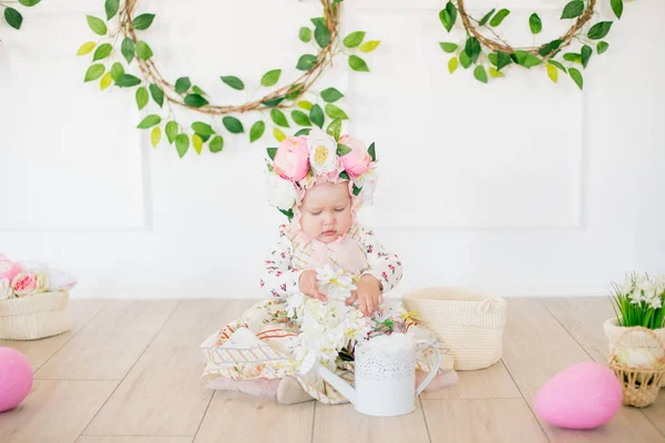 Cute Dziewczynka Sukni Nadrukiem Kwiatów Kapelusz Króliczka Ozdoby Wielkanocne Studiu — Zdjęcie stockowe