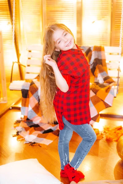 Menina Bonito Com Cabelos Longos Uma Camisa Quadriculada Vermelha Outono — Fotografia de Stock