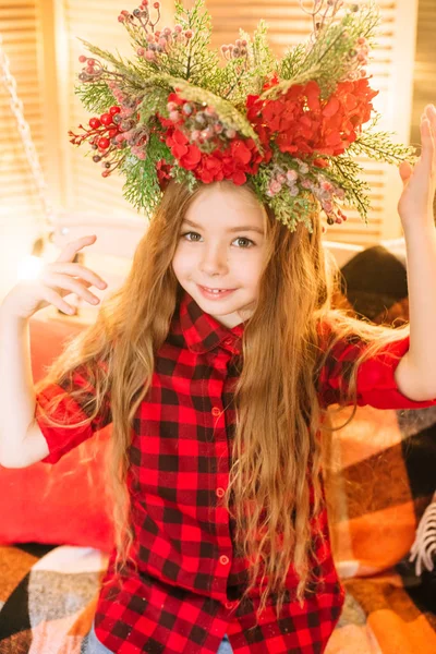 Χαριτωμένο Μικρό Κορίτσι Μακριά Μαλλιά Ένα Κόκκινο Καρό Πουκάμισο Στο — Φωτογραφία Αρχείου