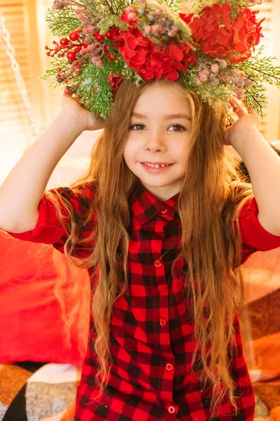 Χαριτωμένο Μικρό Κορίτσι Μακριά Μαλλιά Ένα Κόκκινο Καρό Πουκάμισο Στο — Φωτογραφία Αρχείου