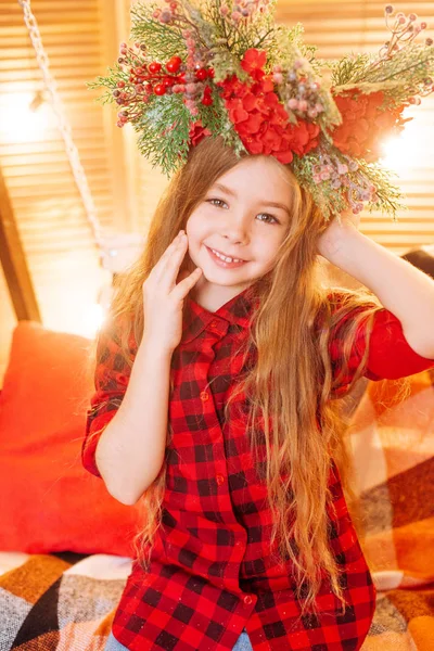 カボチャと黄色の葉と秋の風景の赤いチェッカーシャツで長い髪を持つかわいい女の子 — ストック写真
