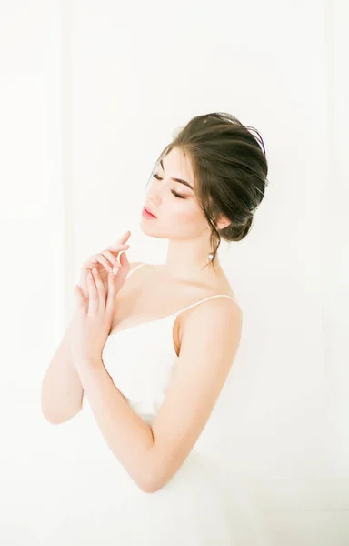Belle Jeune Mariée Dans Une Robe Blanche Avec Belles Décorations — Photo