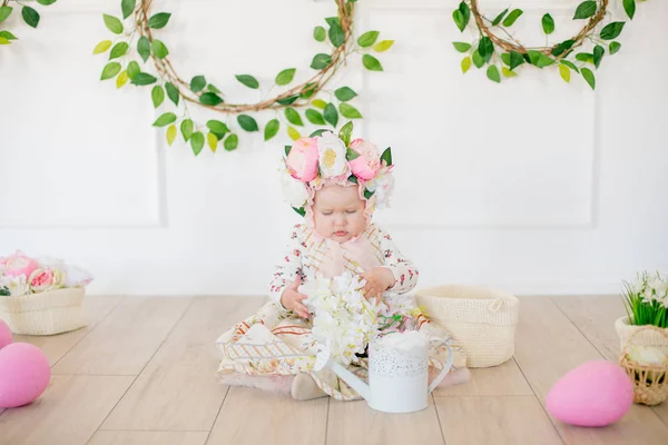 Linda Niña Vestido Con Estampado Flores Sombrero Con Flores Decoración — Foto de Stock