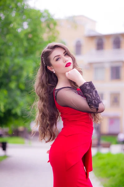 Piękna Młoda Dziewczyna Długimi Włosami Wieczorem Modne Czerwona Sukienka Czerwoną — Zdjęcie stockowe