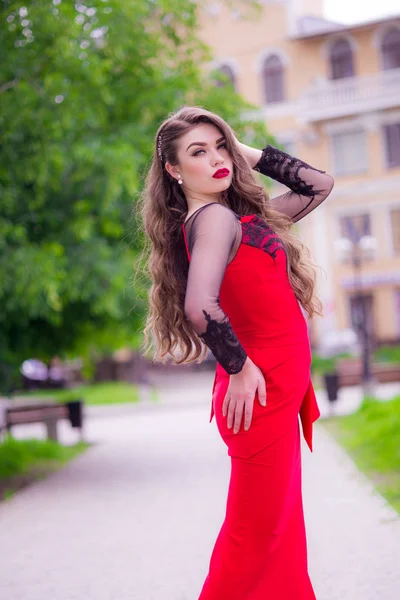 Schöne Junge Mädchen Mit Langen Haaren Einem Modischen Roten Abendkleid — Stockfoto