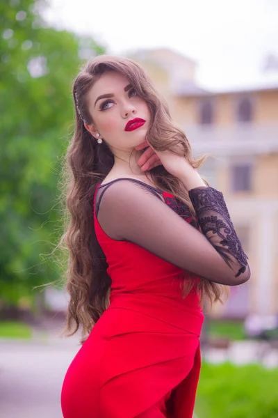 Menina Bonita Com Cabelos Longos Vestido Vermelho Moda Noite Com — Fotografia de Stock