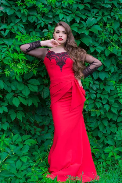 Belle Jeune Fille Aux Cheveux Longs Dans Une Robe Rouge — Photo