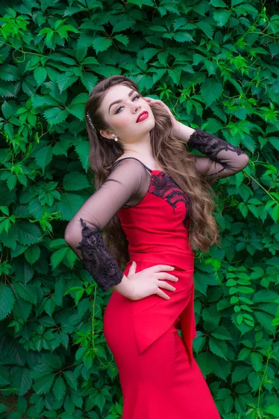 Όμορφο Νεαρό Κορίτσι Μακριά Μαλλιά Ένα Βράδυ Μοντέρνο Κόκκινο Φόρεμα — Φωτογραφία Αρχείου