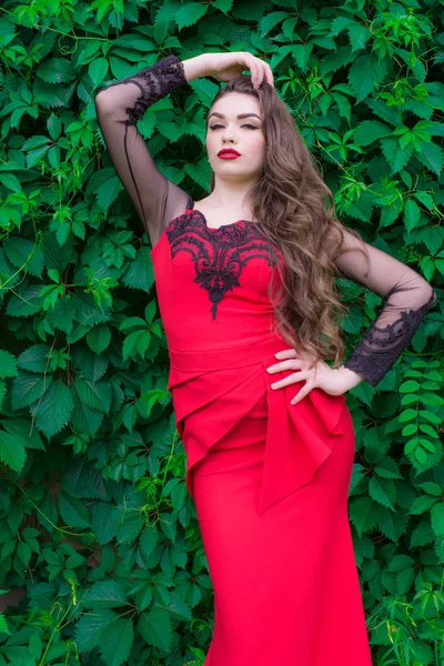 Hermosa Joven Con Pelo Largo Vestido Rojo Moda Noche Con — Foto de Stock