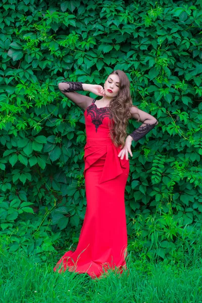 Красива Молода Дівчина Довгим Волоссям Вечірній Модній Червоній Сукні Червоною — стокове фото