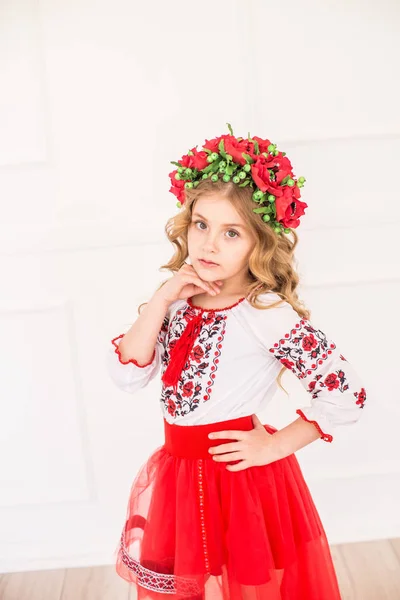 Niña Linda Con Pelo Rubio Rizado Traje Nacional Ucraniano Estudio — Foto de Stock