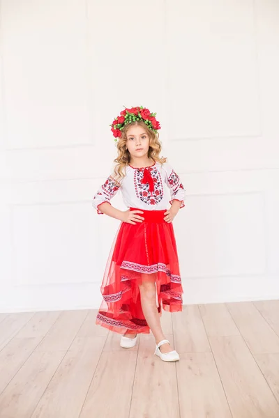 Niña Linda Con Pelo Rubio Rizado Traje Nacional Ucraniano Estudio — Foto de Stock