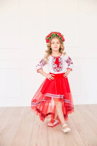 Mała Śliczna Dziewczyna Blond Kręcone Włosy Narodowym Stroju Ukraińskiego Jasnym — Zdjęcie stockowe