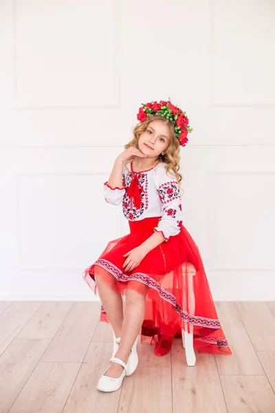 Mała Śliczna Dziewczyna Blond Kręcone Włosy Narodowym Stroju Ukraińskiego Jasnym — Zdjęcie stockowe