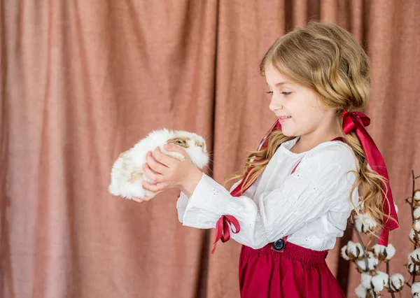 Kleine Schattige Meisje Met Blond Krullend Haar Modieuze Bourgondië Vlas — Stockfoto