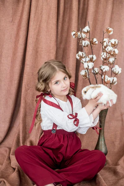 Little Cute Girl Blond Curly Hair Fashionable Burgundy Flax Pants — Stock Photo, Image